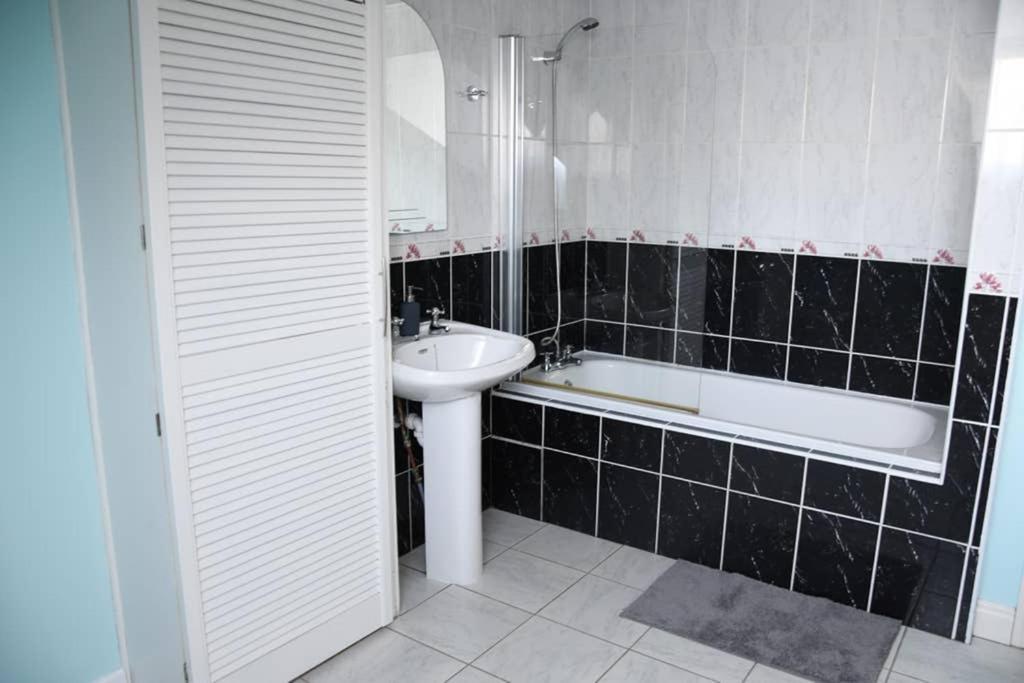 Whitehead Holiday Cottage Экстерьер фото